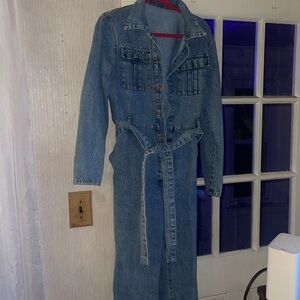 Well it’s a cute Jean jumpsuit great material I’m just to tall